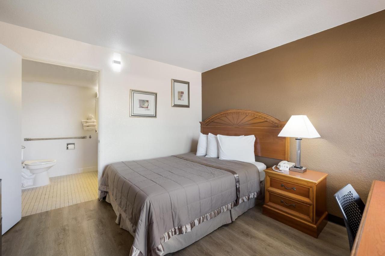 Hotel Knights / East Fry