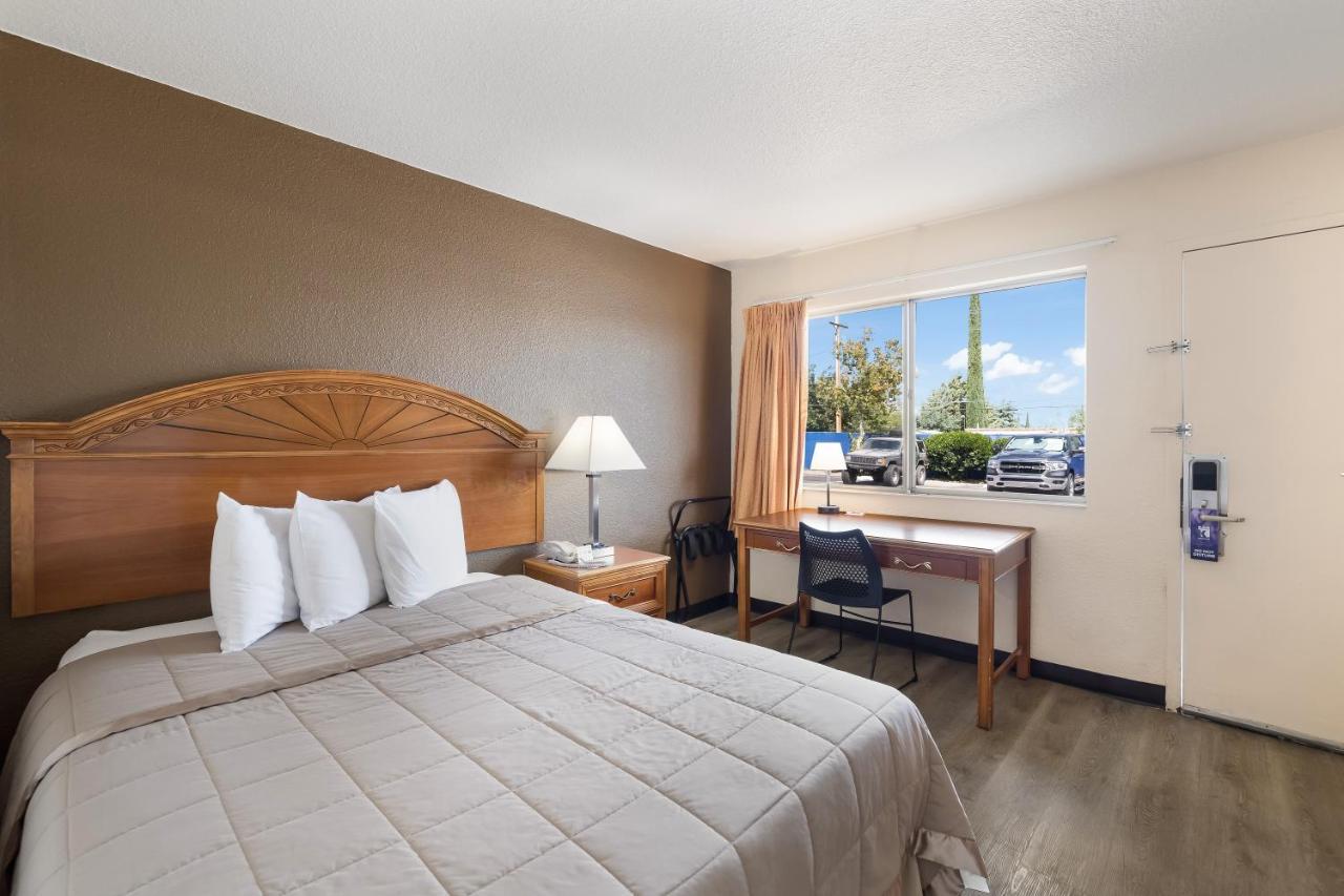 Knights / East Fry Hotel