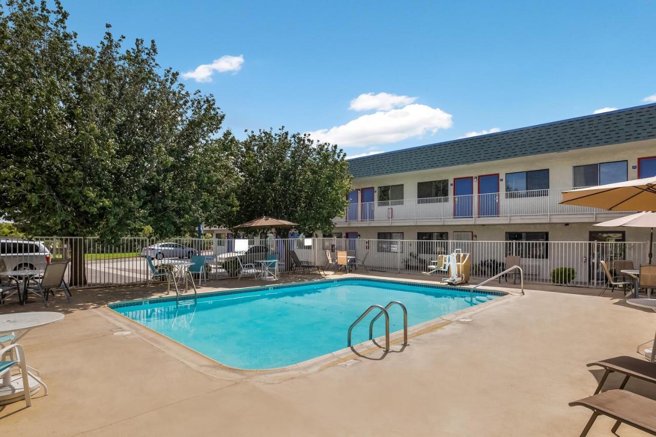 Hotel Knights / East Fry