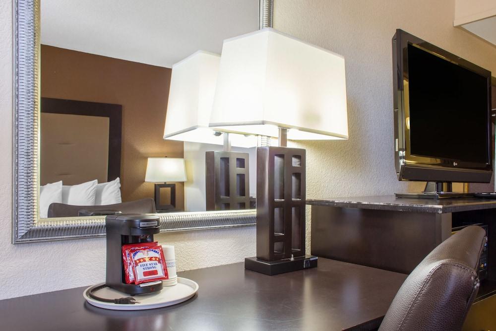 Knights / East Fry Hotel