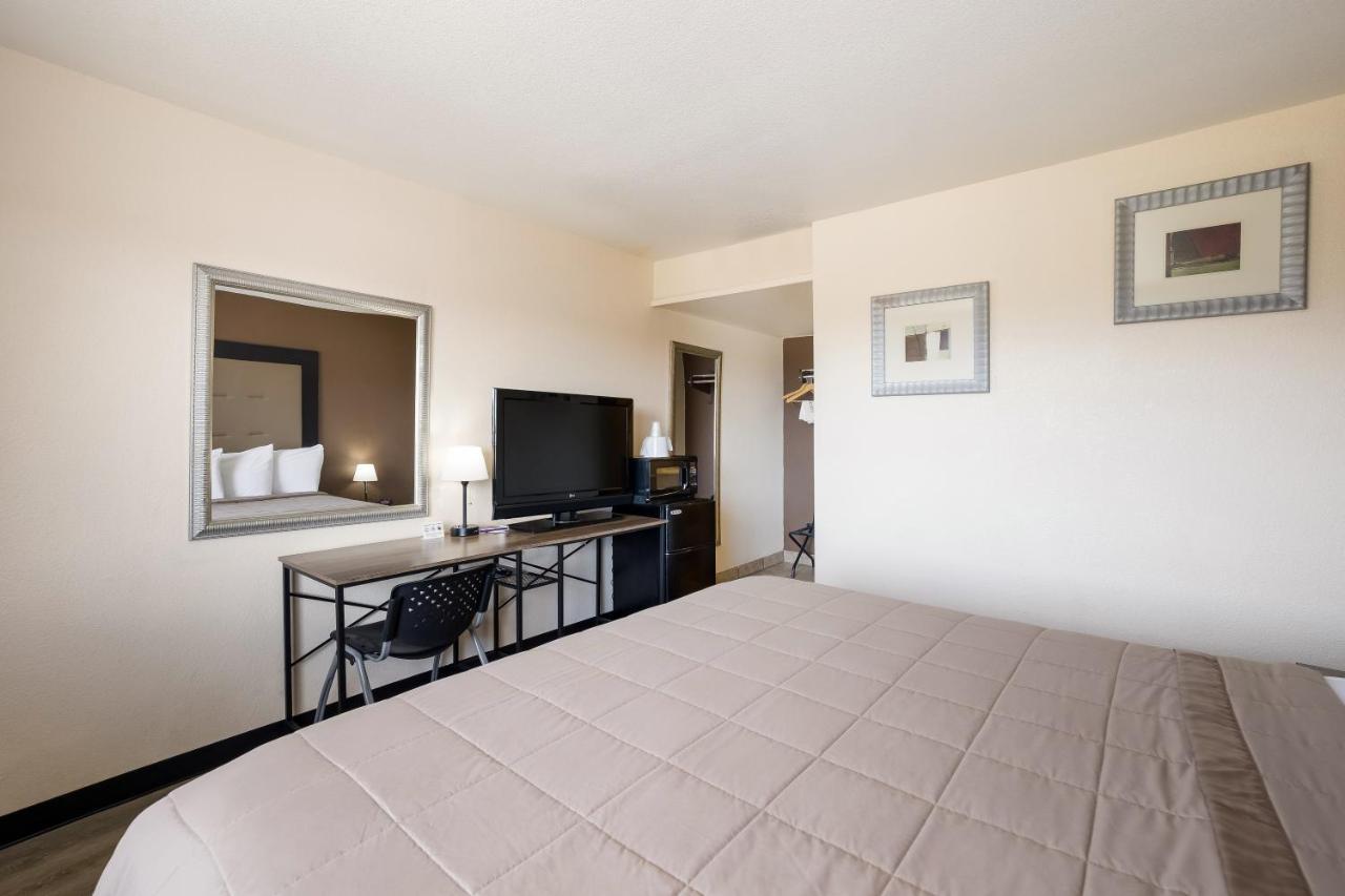 Knights / East Fry Hotel