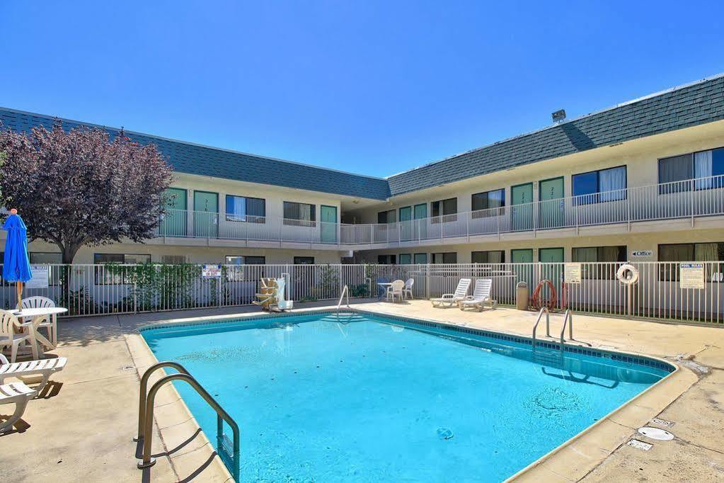 Knights / East Fry Hotel