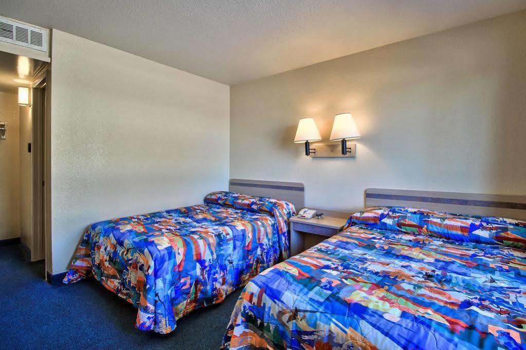 Knights / East Fry Hotel 2*