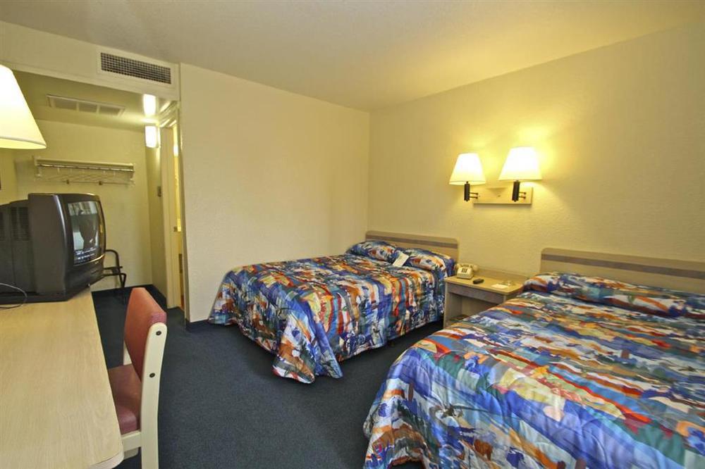 Knights / East Fry Hotel 2*